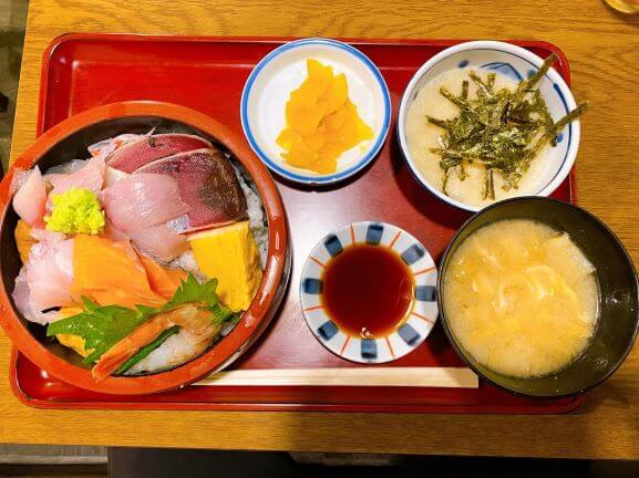 とり将 札幌ランチ 海鮮丼がオール700円 コスパ抜群の焼き鳥屋 おにやんグルメ